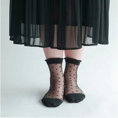 画像3: エトワール海渡　シースルーソックス　通年素材　シルク混　小ドット柄　底付《4色、22〜24cm》 3足入【5%特別ポイント品】 (3)