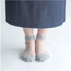 画像4: エトワール海渡　シースルーソックス　クルー丈　カシミヤ混　猫柄《3色、22〜24cm》 3足入【5%特別ポイント品】 (4)