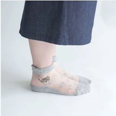 画像5: エトワール海渡　シースルーソックス　クルー丈　カシミヤ混　猫柄《3色、22〜24cm》 3足入【5%特別ポイント品】 (5)