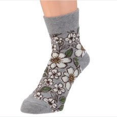 画像3: エトワール海渡　かかとケア　秋冬用美容ソックス　お花総柄《4色、22〜24cm》 2足入 (3)