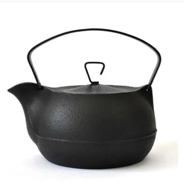 画像1: 南部鉄器　鉄瓶　キャストケトル　黒　【IH200V対応】《容量：1.3L、幅20×奥行16.5×高さ17cm》 (1)