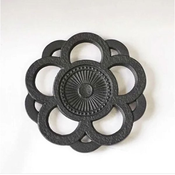 画像1: 南部鉄器　鍋敷き　花丸　黒《約1.5×直径17cm》 (1)
