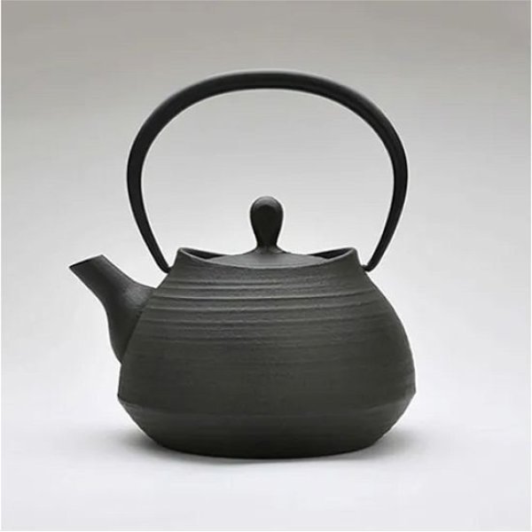 画像1: 南部鉄器　鉄瓶　刷毛目　0．6L《容量0.6L》 (1)