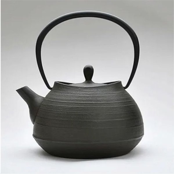 画像1: 南部鉄器　鉄瓶　刷毛目　1L　【IH200V対応】《容量1.2L、	径約10．5×高さ15cm》 (1)